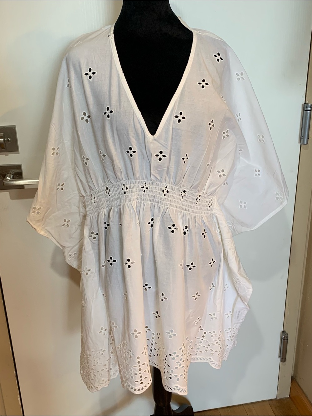 SHIRALEAH NWT M/L White Eyelet V-Neck Tunic Cover Up